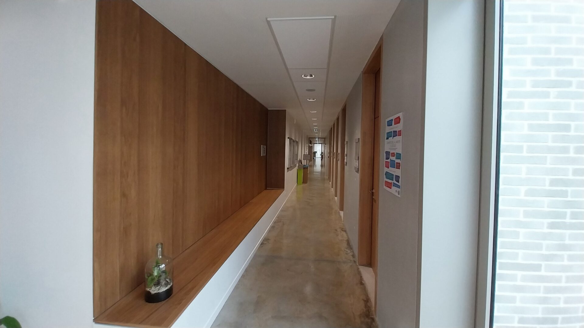 Couloir collège Jean Monnet de Courçon, bois, aménagé par Passerose Agencement
