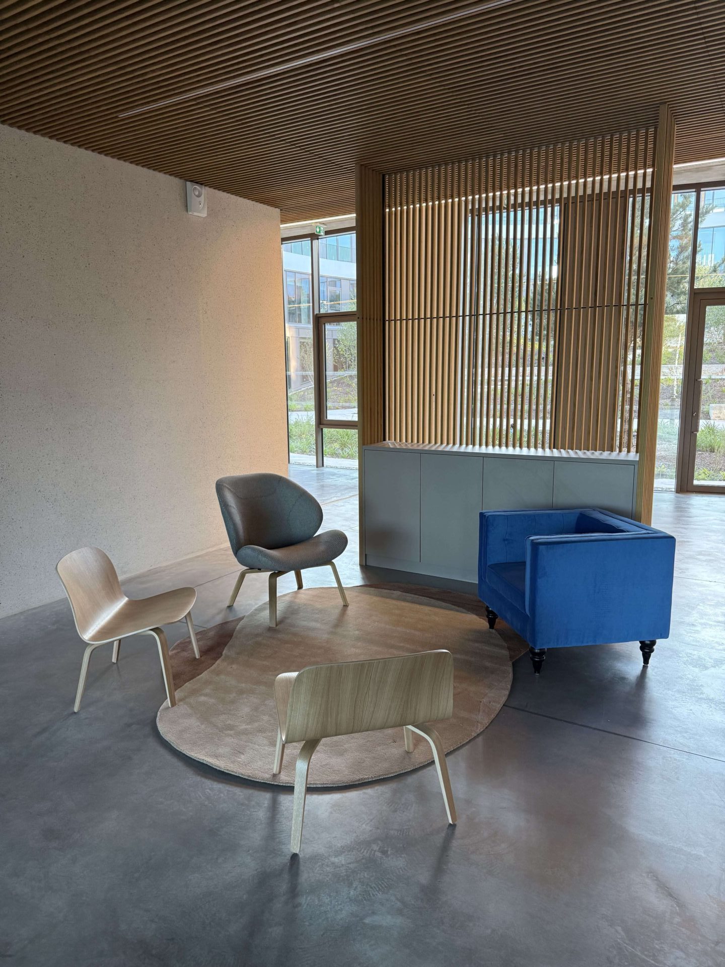 Table et chaises situées dans le showroom