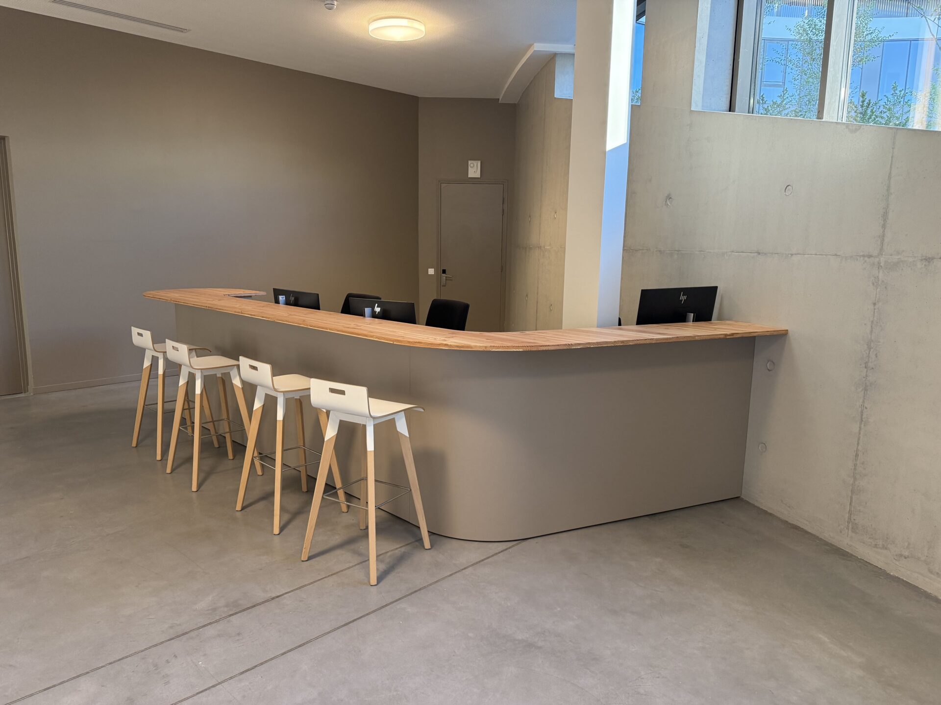 Desk IT réalisé en stratifié et en 3 plis