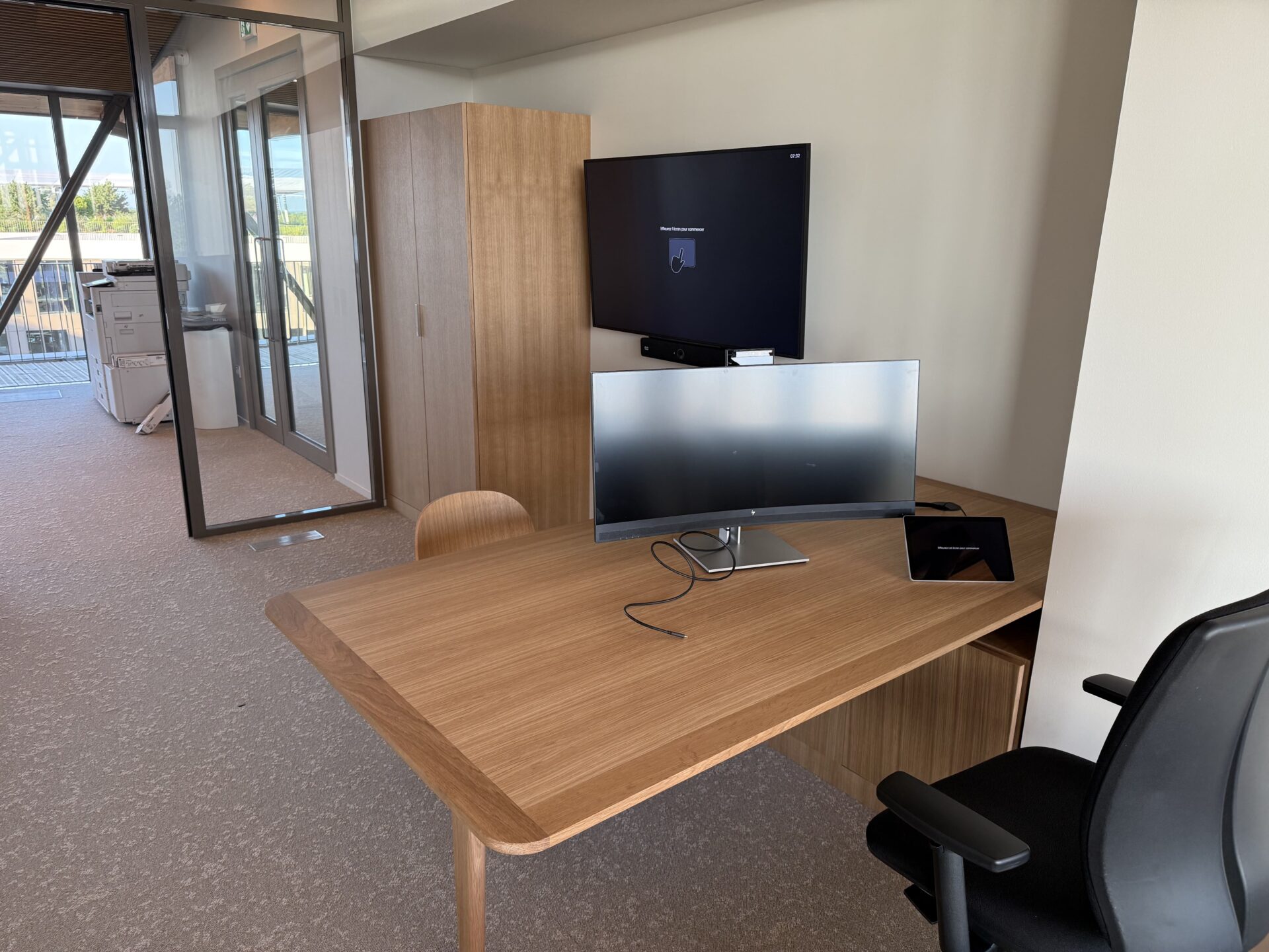 Bureau direction réalisé sur-mesure en placage et chêne massif.