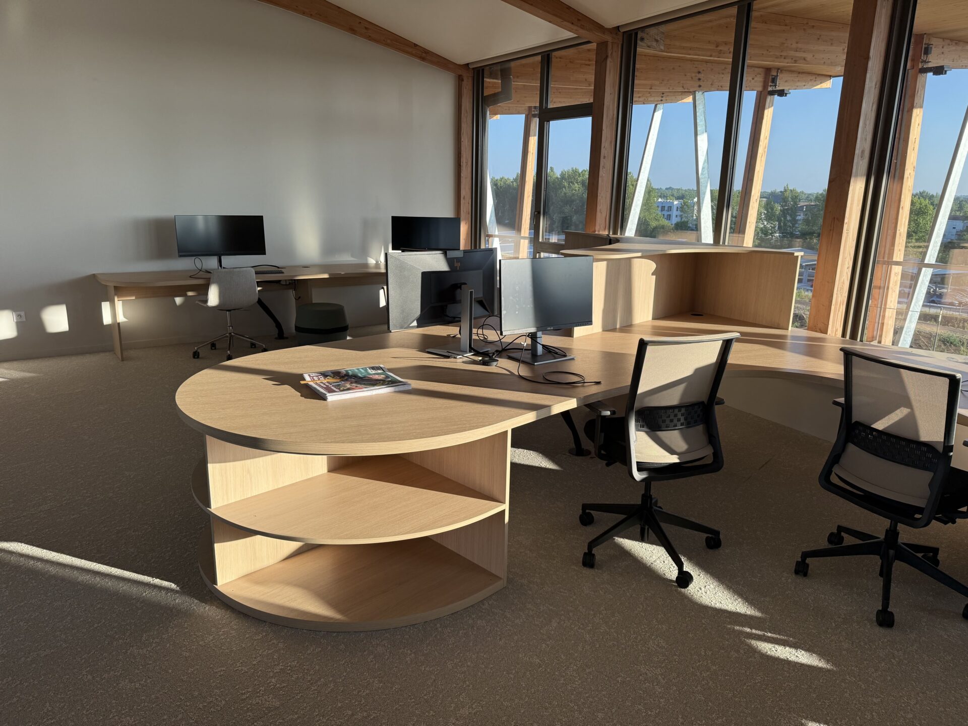 Bureaux communication en bois, réalisés sur-mesure