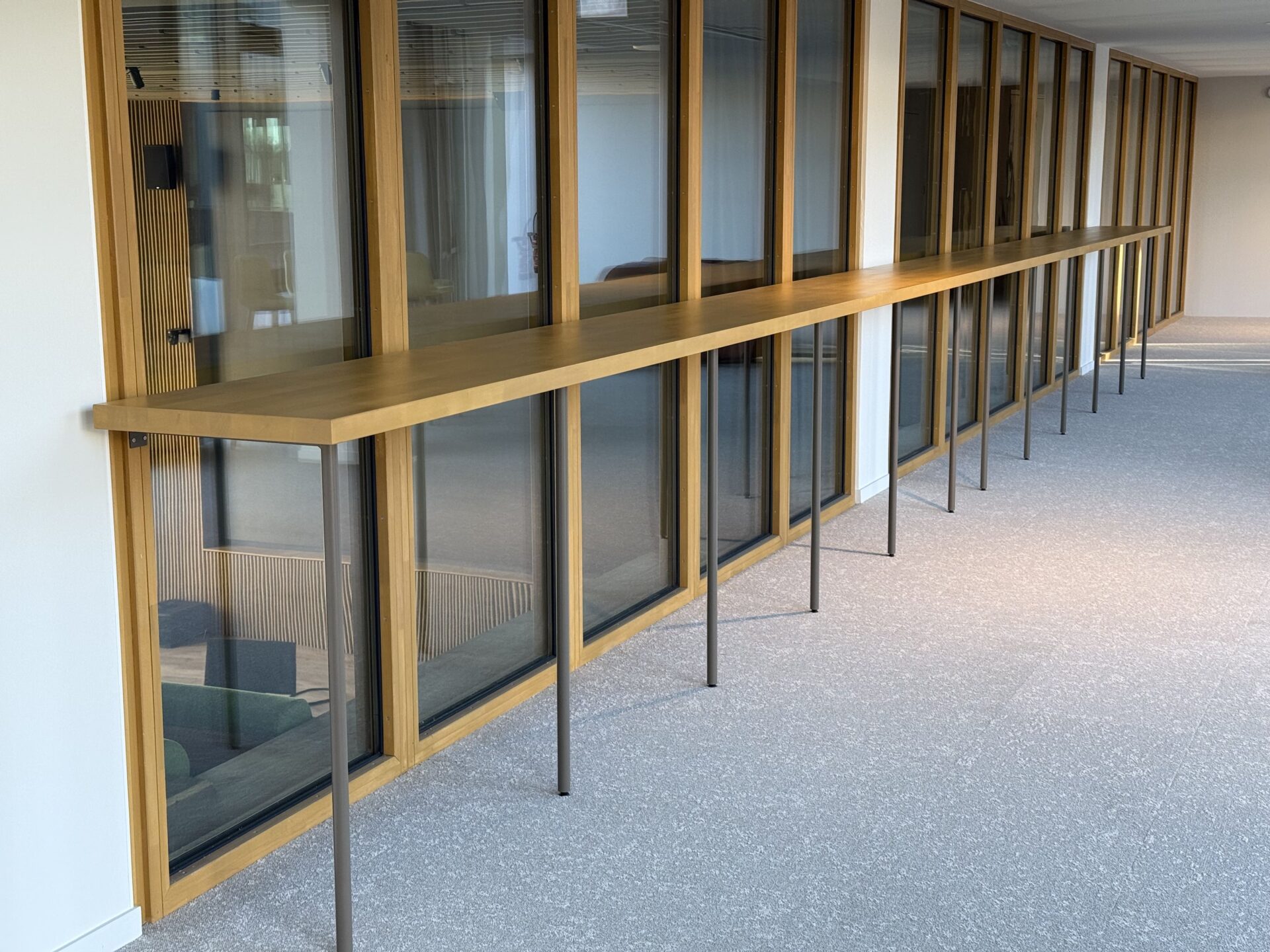 Tablettes de travail réalisées sur-mesure en placage chêne.