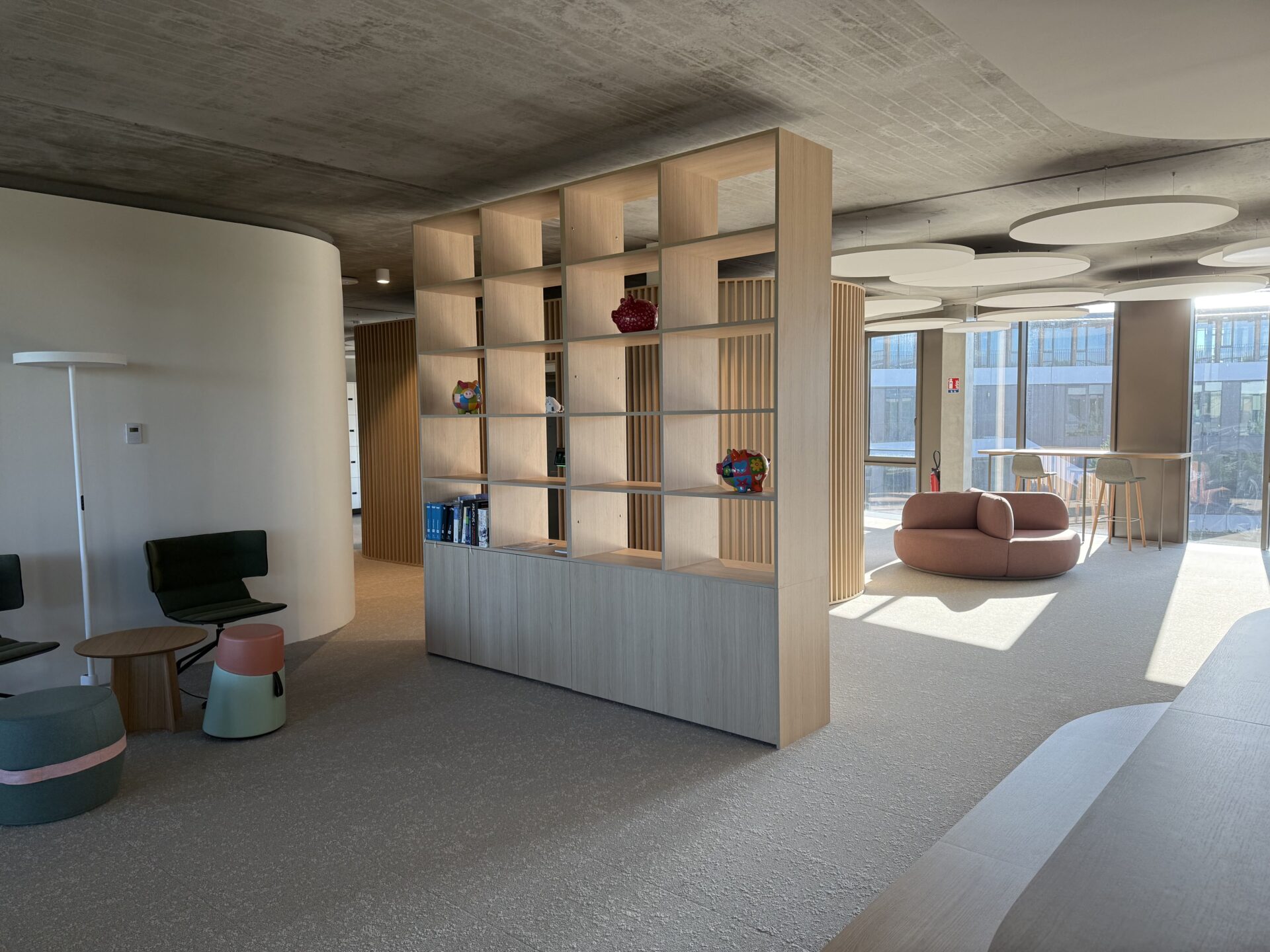 Bibliothèque sur-mesure servant de délimitation physique des espaces