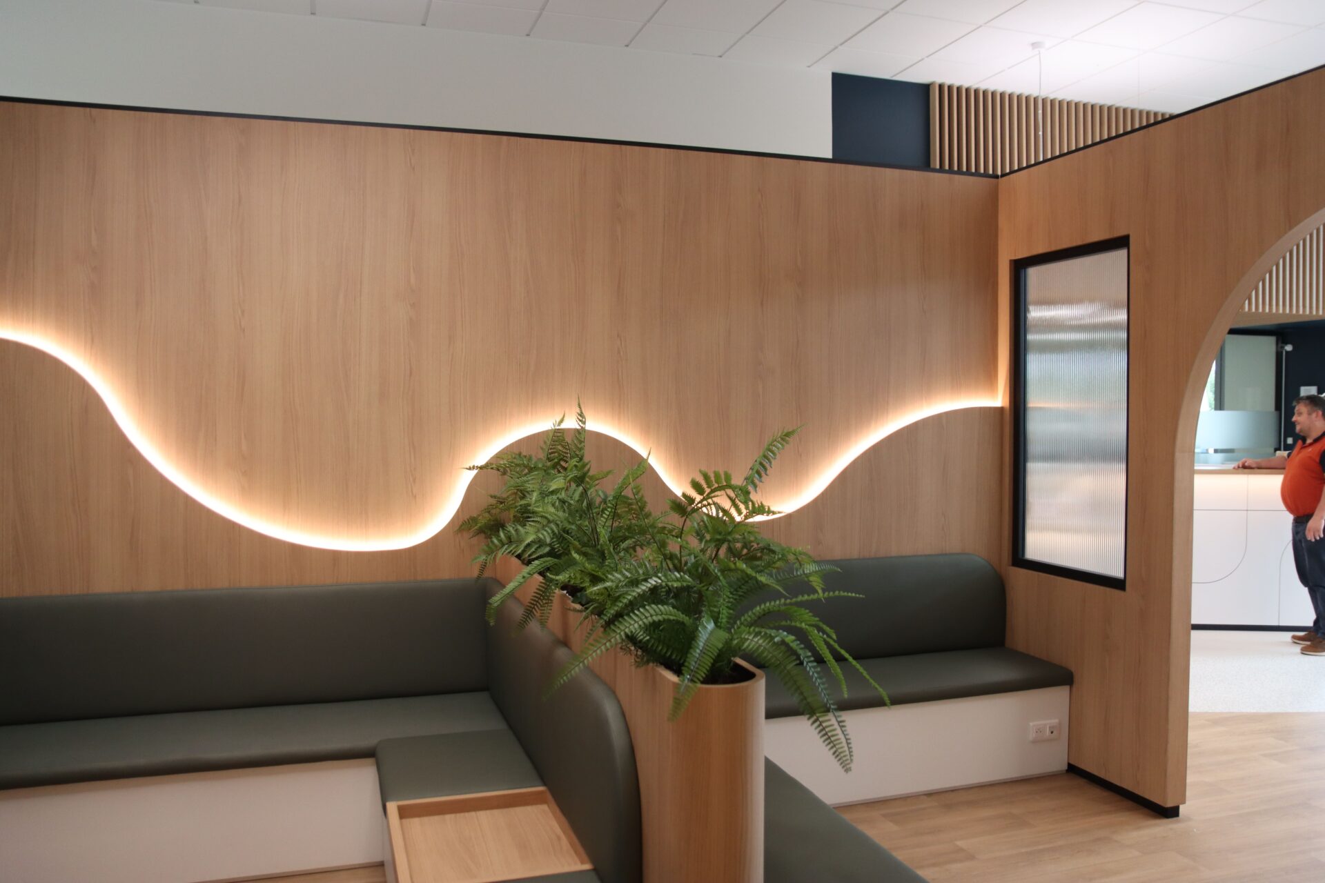 Habillage mural et mobilier en bois.