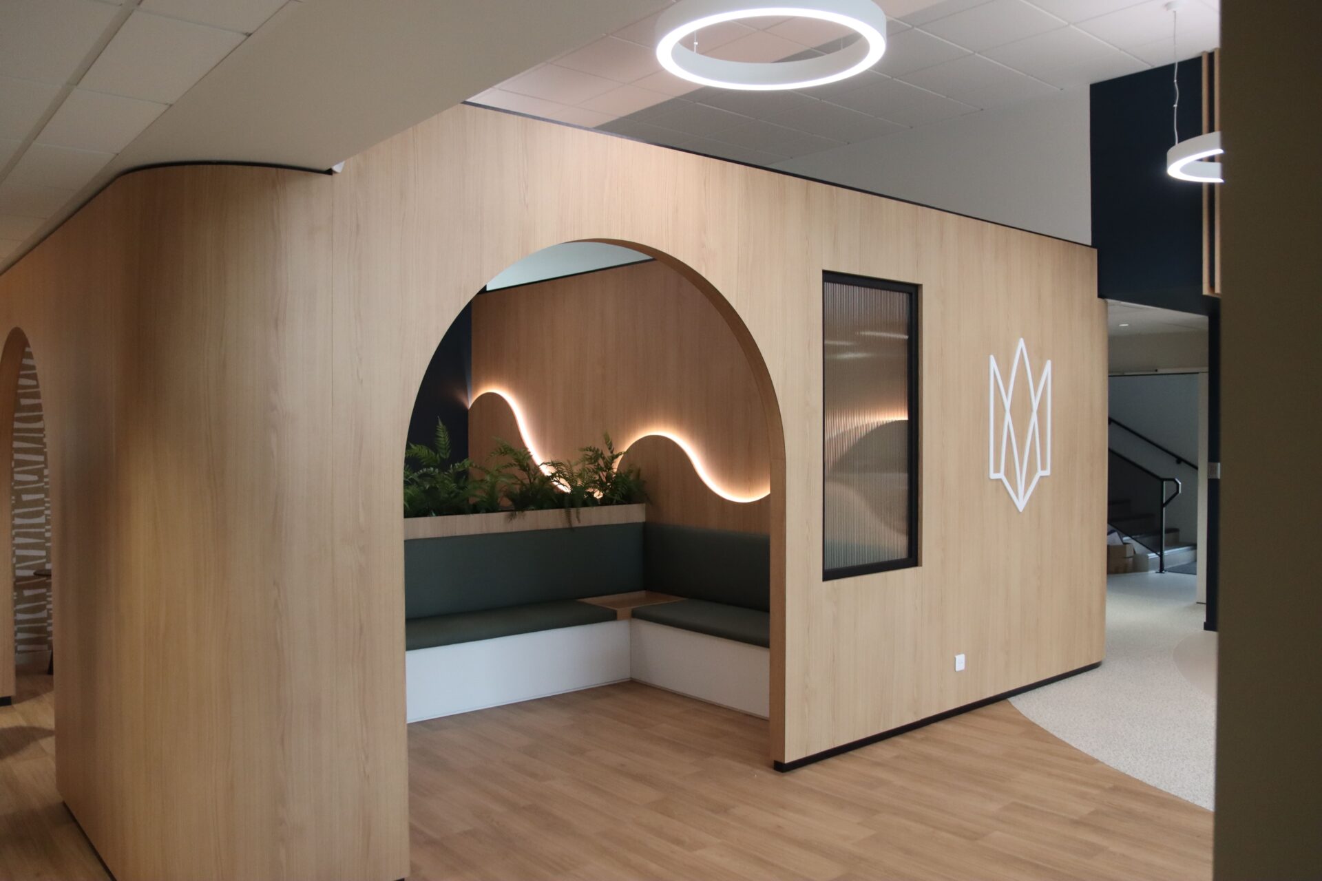 Cloison cintrée en panneaux stratifiés.