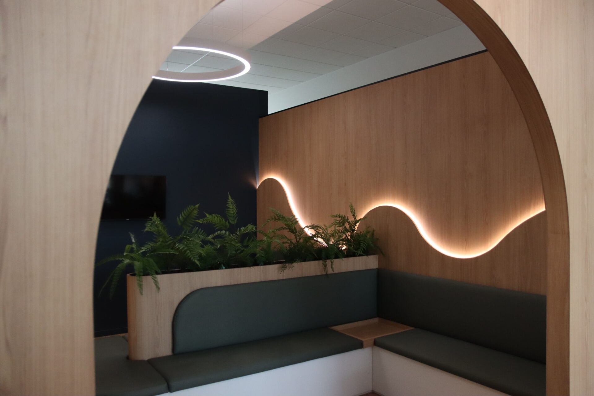 Habillage mural et mobilier bois.