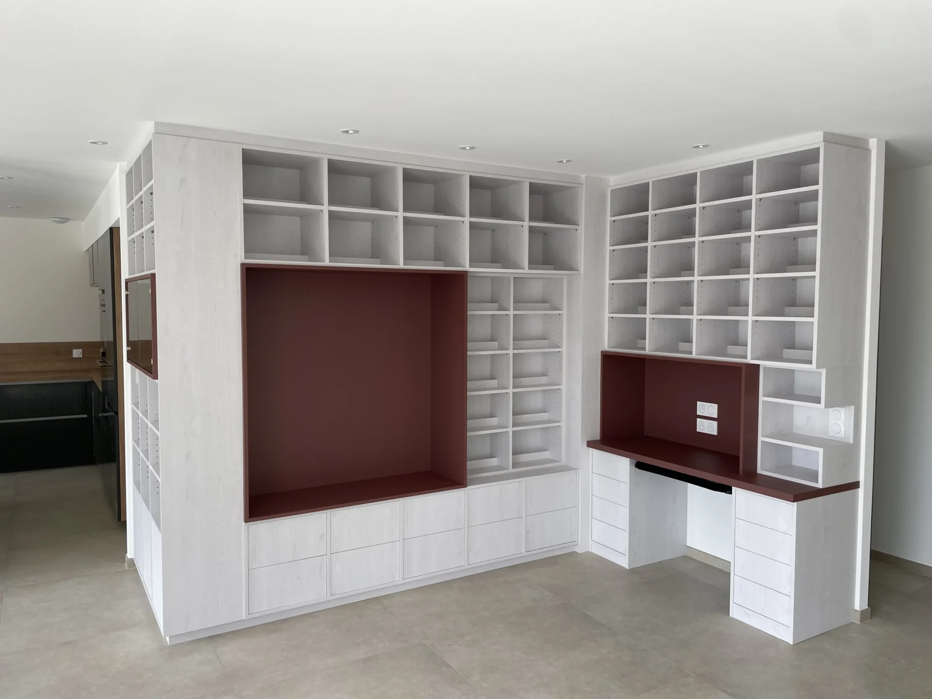 Bibliothèque sur mesure avec grande niche décorative