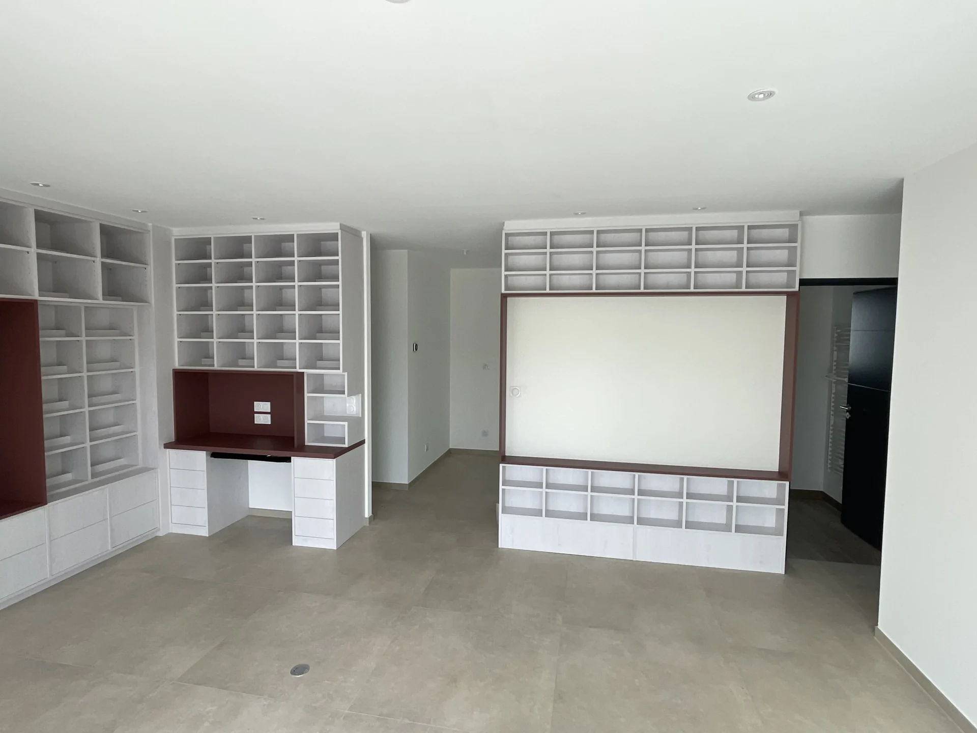 Agencement sur mesure avec rangements et meuble séparatif